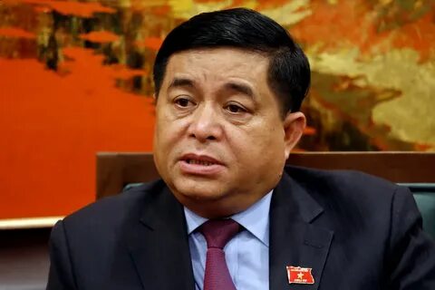 Phấn khích nhìn thấy hồ bơi khách sạn, cậu bé lao qua cửa kính, bị thương nặng
